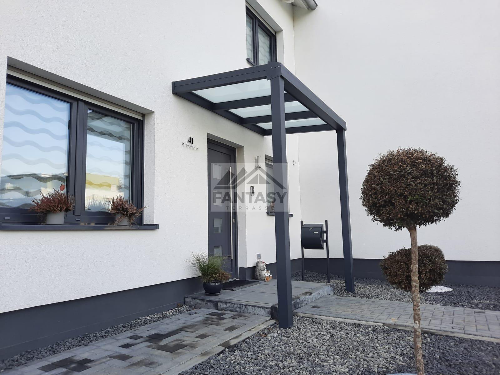 Haustürvordach aus Aluminium und Glas