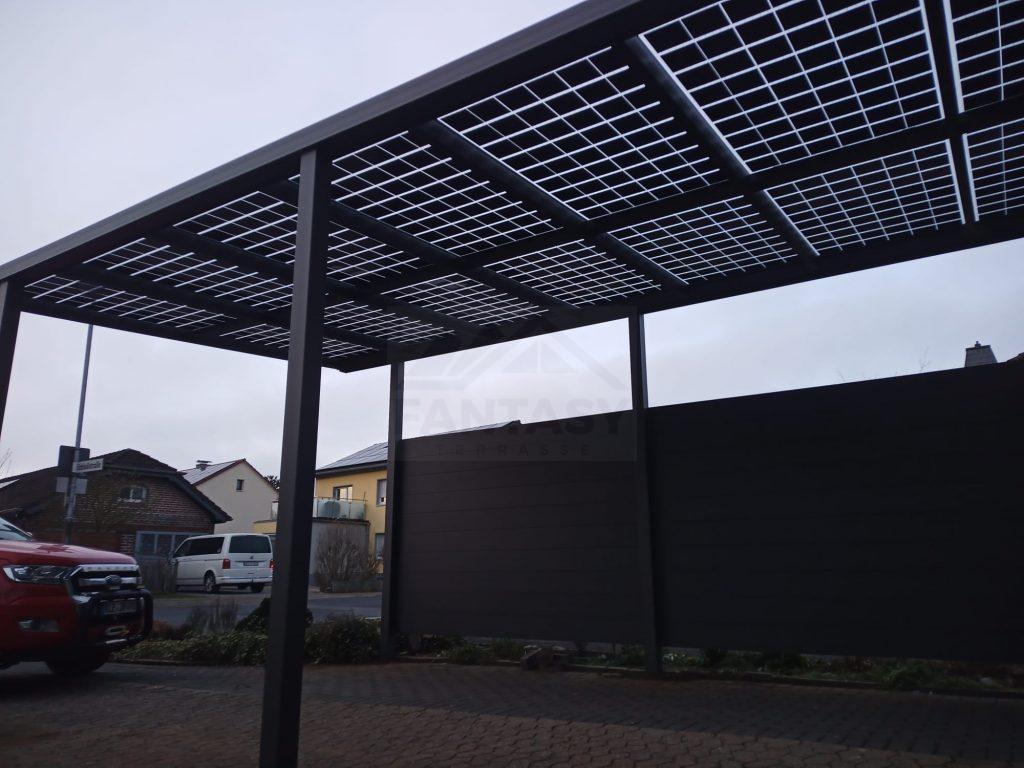 Solar Carport aus Aluminium mit Photovoltaik-Modulen im Dach, Ansicht von unten