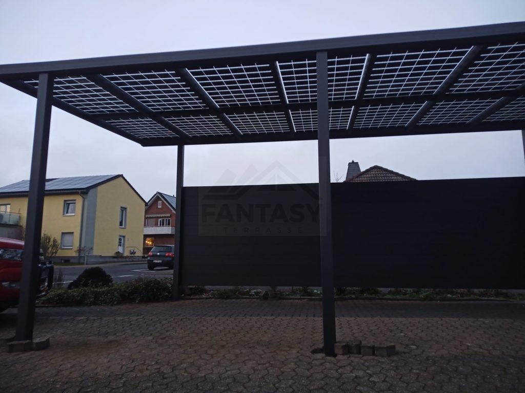 Weite Ansicht eines Aluminium Solar Carports mit Photovoltaik-Dach