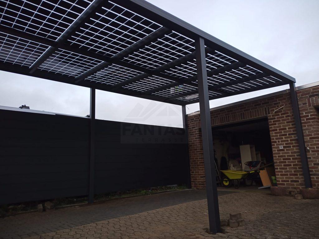 Aluminium Solar Carport mit Seitenwand neben einer Garage