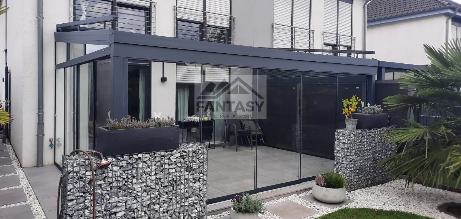 Aluminium Terrassendach mit Beschattung und Glasschiebewänden