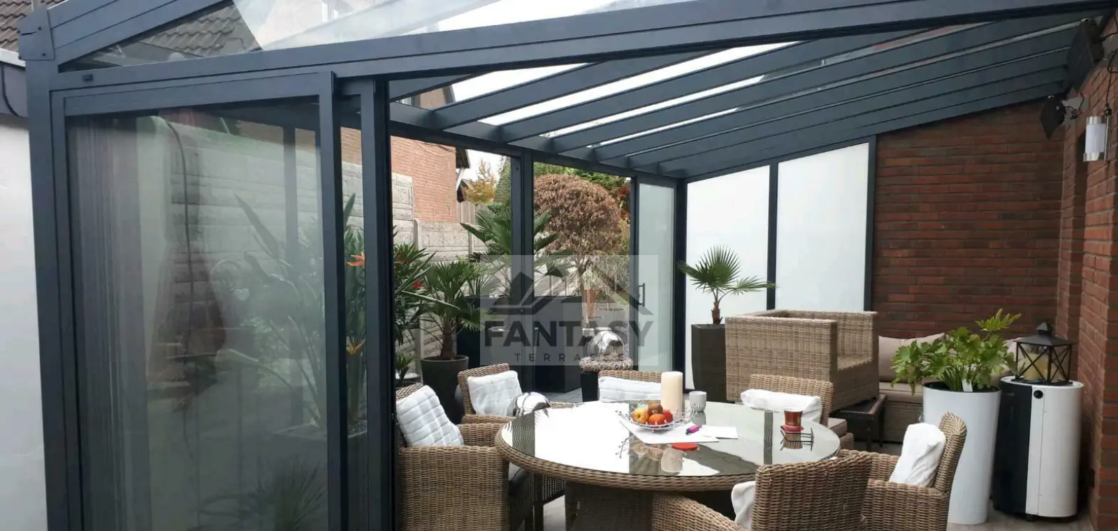 Aluminium Terrassenüberdachung mit Glasschiebewänden