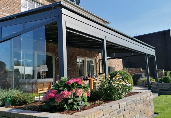 Sommergarten mit Glasschiebewand Senkrechtmarkisen