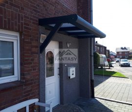 Haustür Vordach in Grau RAL 7016 mit Milchglas, 1 x 45° Stützpfosten und 4 Trägern
