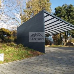 Carport mit geschlossener Seitenwand