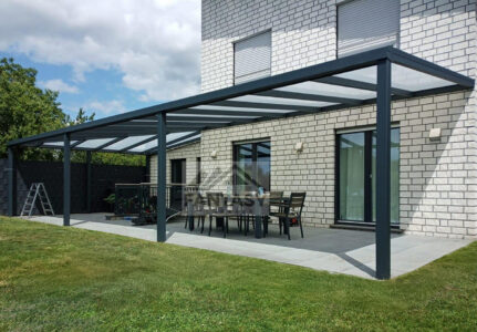 Aluminium Terrassenueberdachung L-Form mit VSG-Glas in Anthrazit-Grau Aluminium Terrassenueberdachung L-Form mit VSG-Glas in Anthrazit-Grau